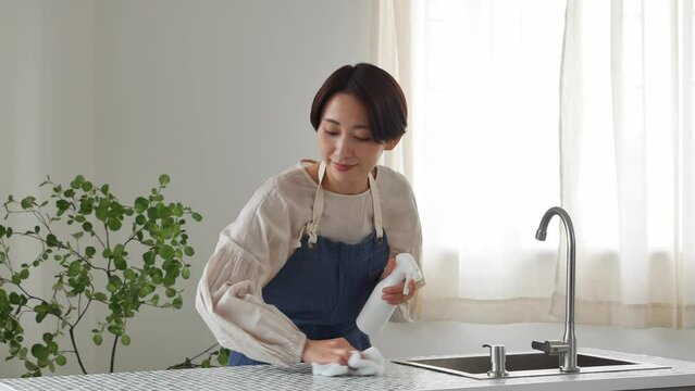 キッチンを掃除する主婦