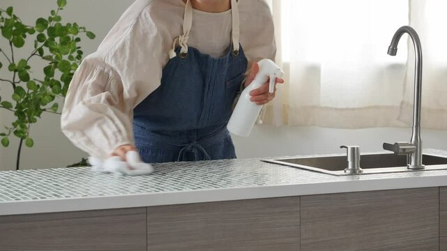 キッチンを掃除する主婦　顔無し