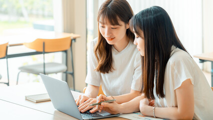 ミーティングをする2人のビジネスウーマン