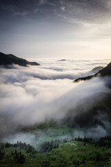 La mer de nuages a envahie une vallée des Pyrénées ariégeoises dans le Couserans