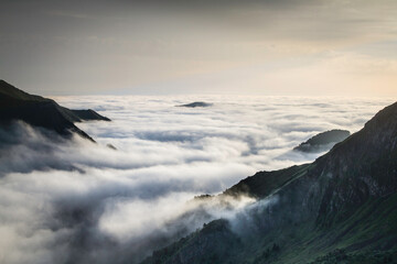 La mer de nuages a envahie une vallée des Pyrénées ariégeoises dans le Couserans