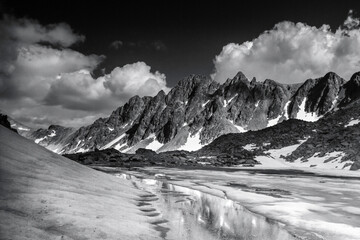 Obraz premium Photo noir et blanc d'un lac recouvert de glace et de neige au printemps dans les Pyrénées andorranes