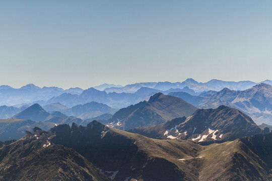 Succession de  cr&ecirc;tes &agrave; l'est du Montcalm point culminant de l'Ari&egrave;ge dans les Pyr&eacute;n&eacute;es