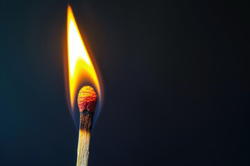 t&ecirc;te d'allumette allum&eacute;e avec petite flamme et fum&eacute;e sur fond noir