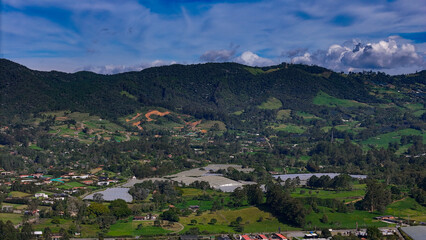Foto a&eacute;rea en zona rural del municipio de La Ceja, Antioquia, Colombia. Se disfruta del hermoso contraste entre el verde de sus monta&ntilde;as y el cielo azul