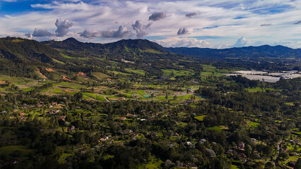 Foto aérea en zona rural del municipio de La Ceja, Antioquia, Colombia. Se disfruta del hermoso contraste entre el verde de sus montañas y el cielo azul