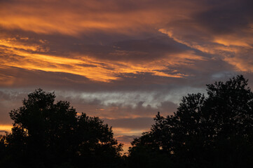 Piękny zachód słońca - chmury