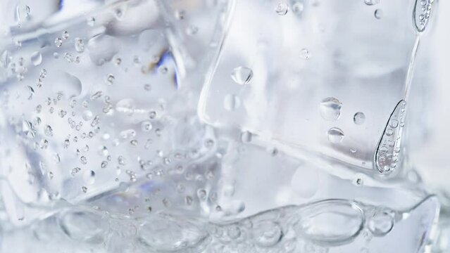 グラスに入った炭酸水と氷