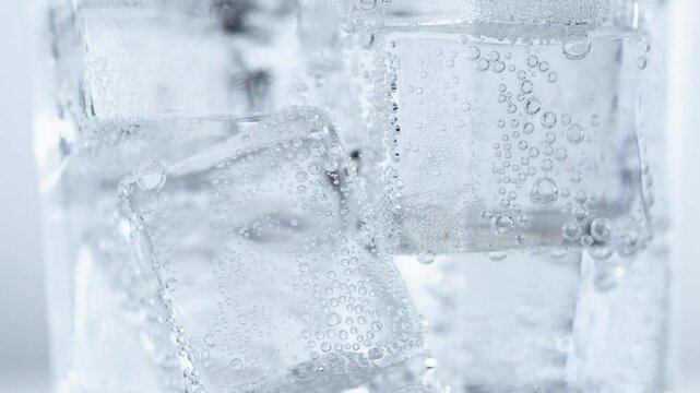 グラスに入った炭酸水と氷