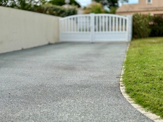 Bordures et allée en résine drainante