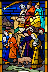 Nativity scene. Stained glass window of the three Wise men following the Star of Bethlehem.Crèche de Noël, scène de la Nativité. Vitrail des trois mages suivant l'Étoile de Bethléem.