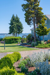 Obraz premium Port Townsend house and garden WA state.