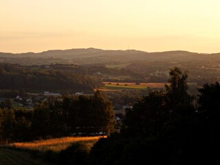 Dolina w świetle zachodzącego słońca, Polska © Tomasz