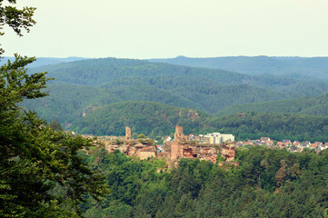 Fototapeta premium Die Altdahner Burgen bei Dahn im Pfälzerwald im deutschen Landkreis Südwestpfalz im Bundesland Rheinland-Pfalz. Aussicht vom Premium-Wanderweg Hahnfels-Tour.