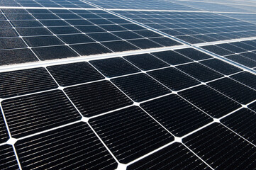 넓게 펼쳐져있는 태양열 전지판의 확대 사진