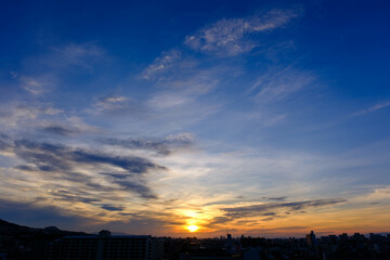 雲の隙間から見える。早朝神戸市内から夜明け