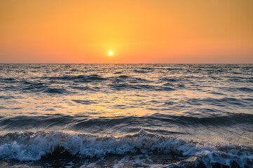 Obraz premium The rays of the setting sun over the mediterranean sea