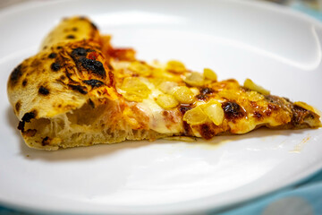 Rustic pizza with artisanal dough, natural fermentation with two flavors, garlic and oil and aliti-type anchovies