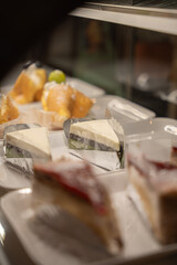 美味しそうな陳列されたケーキ