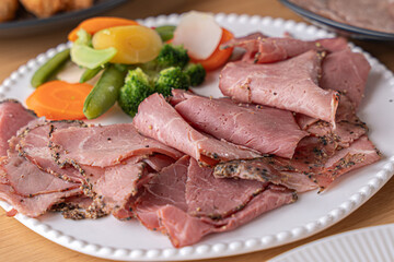 薄くスライスされたお肉料理