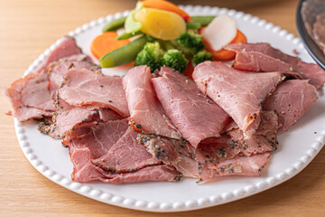 薄くスライスされたお肉料理