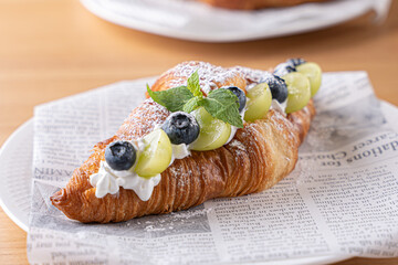 美味しそうなできたてのクロワッサンサンド