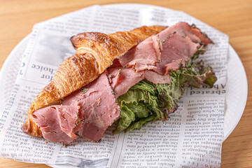 美味しそうなお肉を挟んだクロワッサンサンド