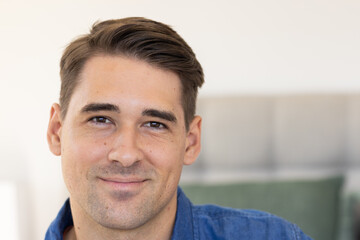 Obraz premium Smiling man in casual shirt looking at camera, relaxed and confident