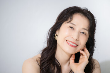 Camera eye of a woman touching her cheeks For beauty and beauty, etc. For healthy image such as beautiful skin care in 40s and 50s.