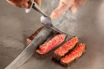 鉄板で焼く美味しそうなステーキ