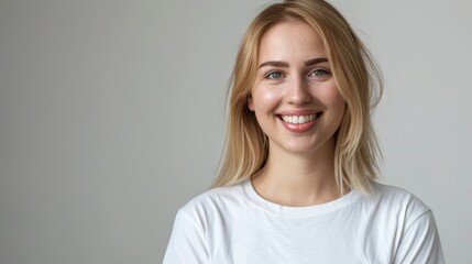 Obraz premium The smiling blonde woman