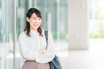 大企業に出社・通勤・出勤する充実したビジネスウーマン・キャリアウーマン（フレックス・自由・福利厚生）
