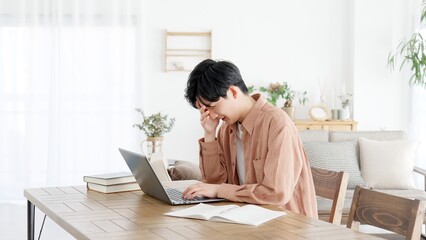 トラブルに悩む男性
