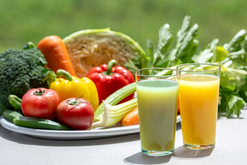 色とりどりの野菜と野菜ジュース