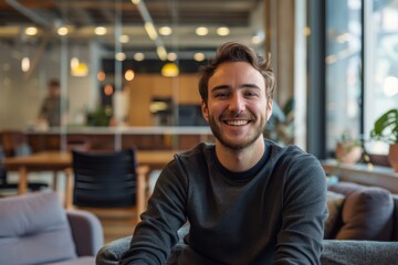 Obraz premium smiling millennial male employee in coworking office