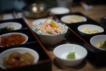 한국식당에서 고기를 구워먹는다
