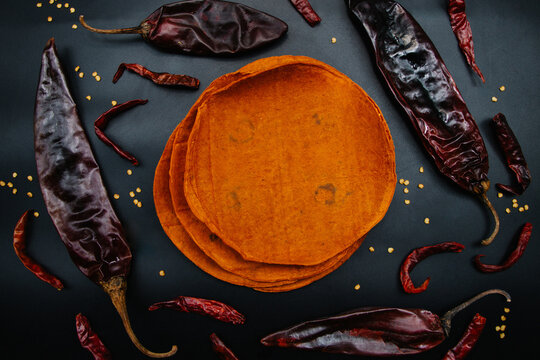 Tortilla roja hecha a base de chile guajillo 