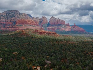 Naklejka premium Buttes, desert forest and the town of Sedona, Arizona, United States of America.