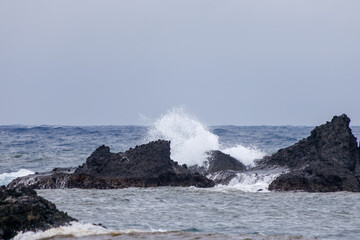 南西の強風を受けて荒れる磯。

日本国静岡県伊豆半島賀茂郡南伊豆町中木から渡し船で渡るヒリゾ浜にて。
2024年6月撮影。
