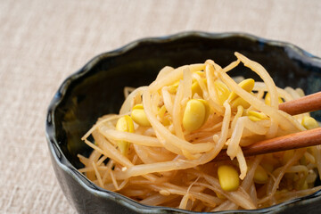 豆もやしのナムルを食べる