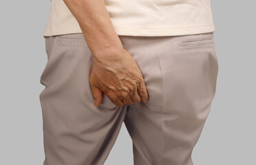 엉덩이를 잡고 있는 손 _과민성대장증후군 