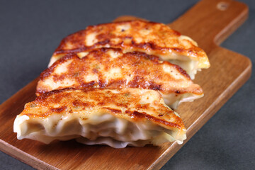 カッティングボードの上の焼き餃子