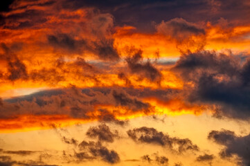 Dramatischer Abend- oder Morgenhimmel mit grau-blauen und orange leuchtenden Wolken und...
