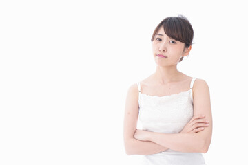 腕を組む美容女性