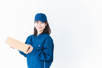 荷物をデリバリーする女性