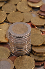 Pile de pièces de deux euros en gros plan sur un fond de pièces de monnaie