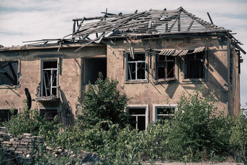 Fototapeta premium destroyed houses in a city lost in the war in Ukraine