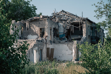 Fototapeta premium destroyed houses in a city lost in the war in Ukraine