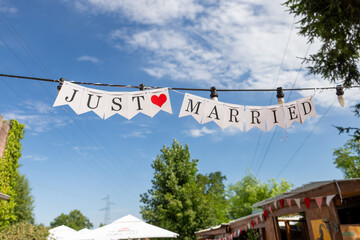 banderole just married sur fond du ciel