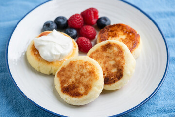 Sweet cheese pancakes, syrniki